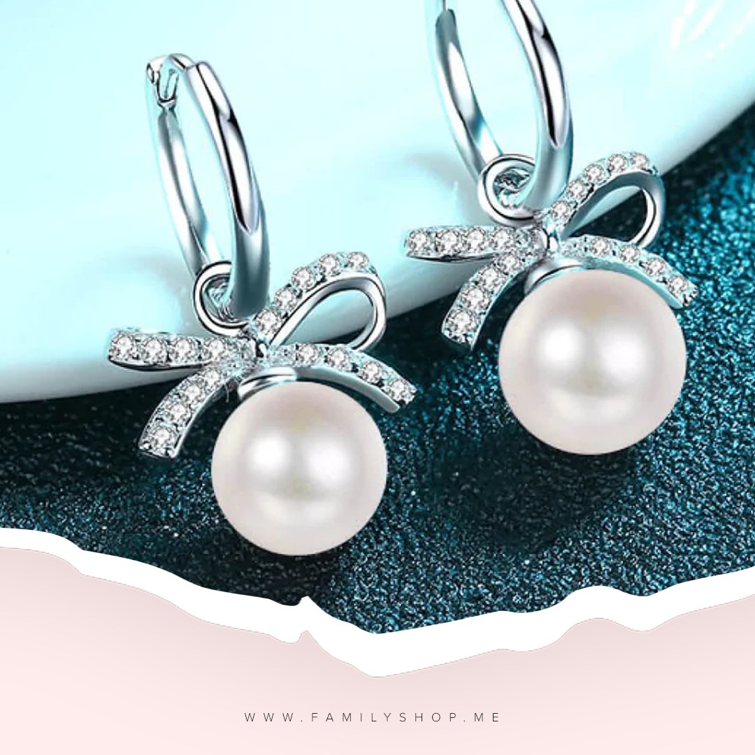 Get the look of a diamond with these brilliant Moissanite Bow Detail Pearl Drop Earrings. A classic pair of earrings that will always be in style.

 #freshwaterpearls #freshwaterpearl #freshwaterpearlearrings #pearlearrings #pearldropearrings #pearlhookearrings #earrings