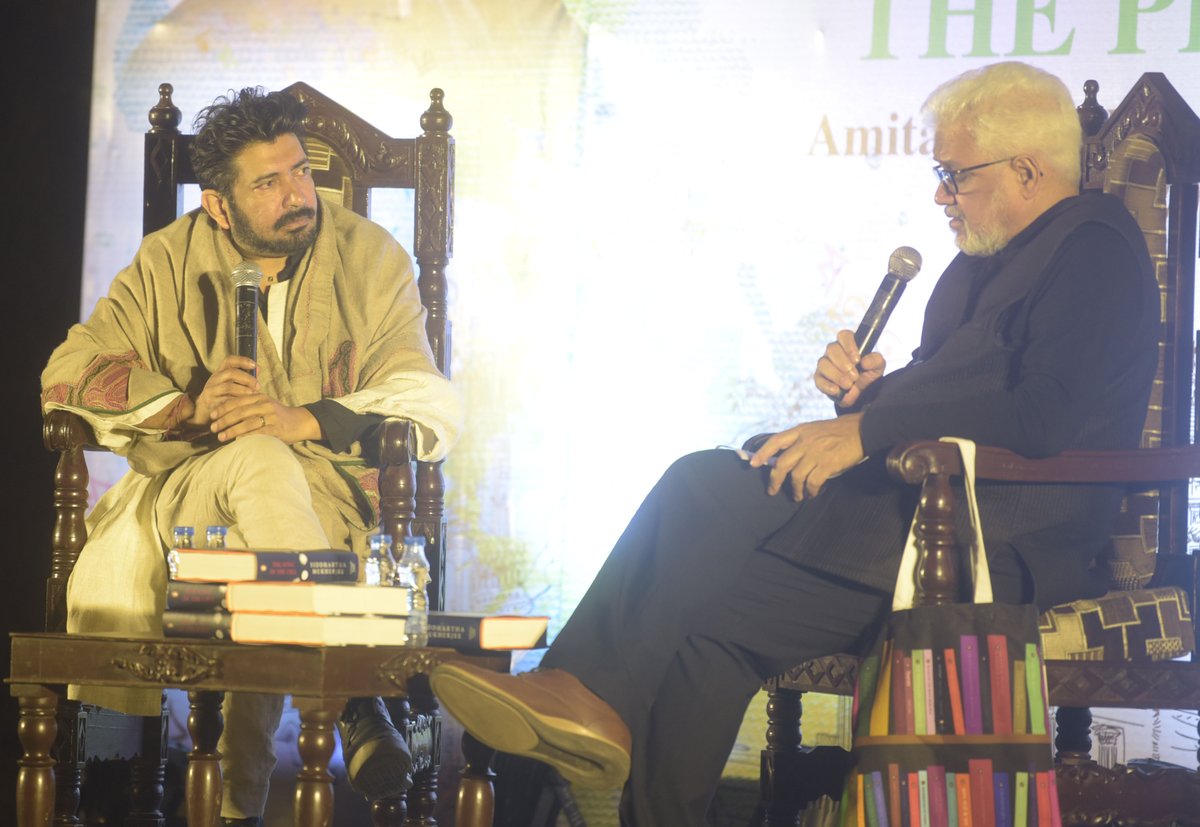 Calcutta_Times's tweet image. Amitav Ghosh and Pulitzer winner Siddhartha Mukherjee signed copies of their books after a talk session at Alipore Jail Museum

#amitavghosh #siddharthamukherjee #kolkataevent #aliporejailmuseum #kolkatalitfest #pulitzer