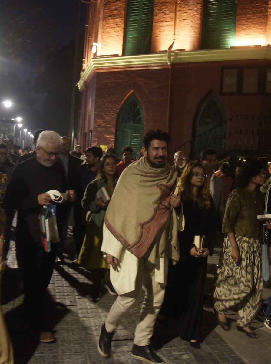 Calcutta_Times's tweet image. Amitav Ghosh and Pulitzer winner Siddhartha Mukherjee signed copies of their books after a talk session at Alipore Jail Museum

#amitavghosh #siddharthamukherjee #kolkataevent #aliporejailmuseum #kolkatalitfest #pulitzer