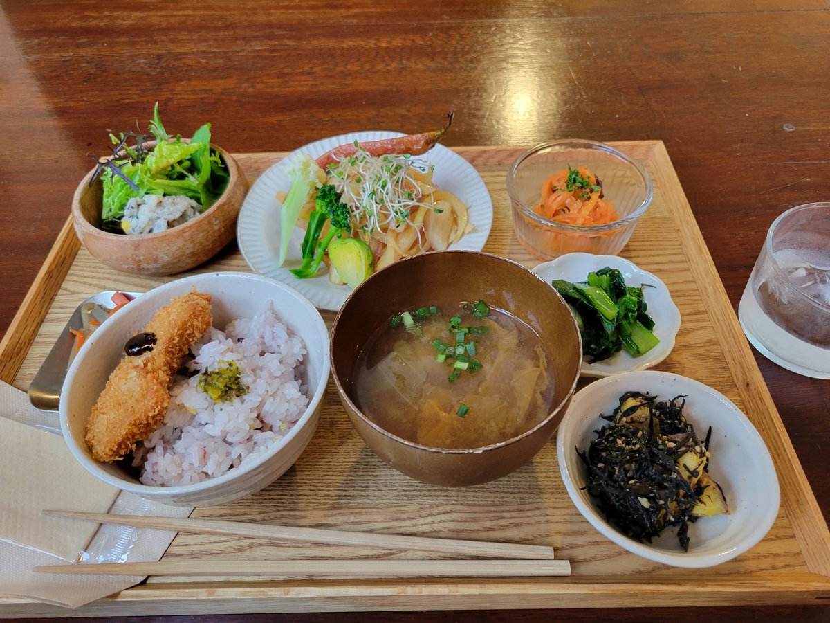 ritsu_8rose's tweet photo. コナミで１時間泳いだあと
少し遅いランチ
よかった～💕
野菜たっぷりの鶏むね肉の南蛮漬けがメイン。
運動後の疲れた身体には
本当に沁みわたる美味しさでした。
ごちそうさまでした😋
#食堂カフェ 
#デイリィ
#神奈川県大和市 https://t.co/Y57kFkod8u