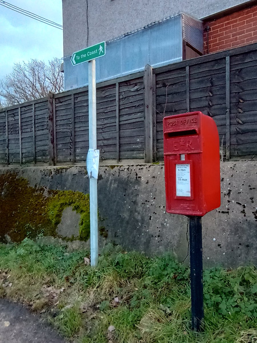 martgathercole's tweet photo. For #postboxsaturday 📬📮📨I came across this anonymous looking E11R lamp box at #Fingringhoe yesterday, it seemed to be thinking about escaping to the coast😉 https://t.co/h5vy9n8A9d