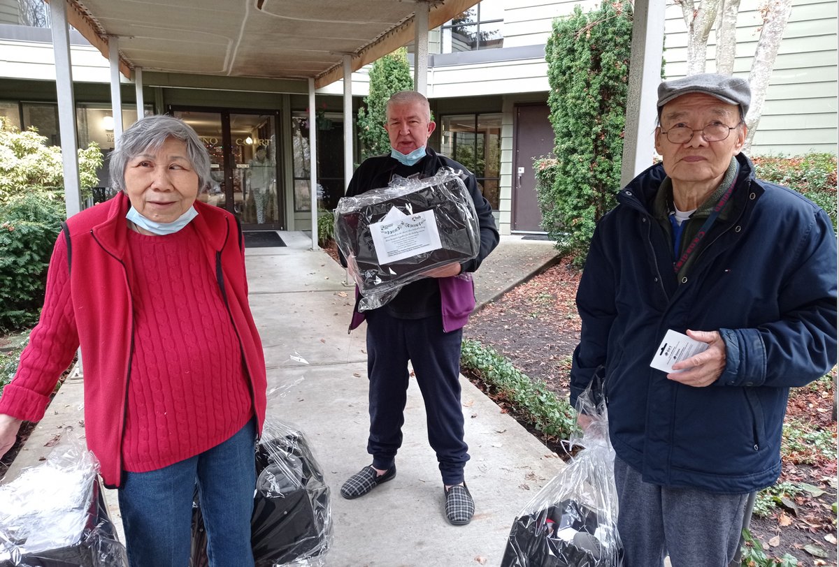 The South Vancouver Neighbourhood House delivered #HolidayHampers valued at $5,500 total, to seventy isolated and/or food insecure South Vancouver seniors just before #Christmas. 
Read the full story at revuecommunitynews.com

#seniors #donations  #SVNH #community #caring