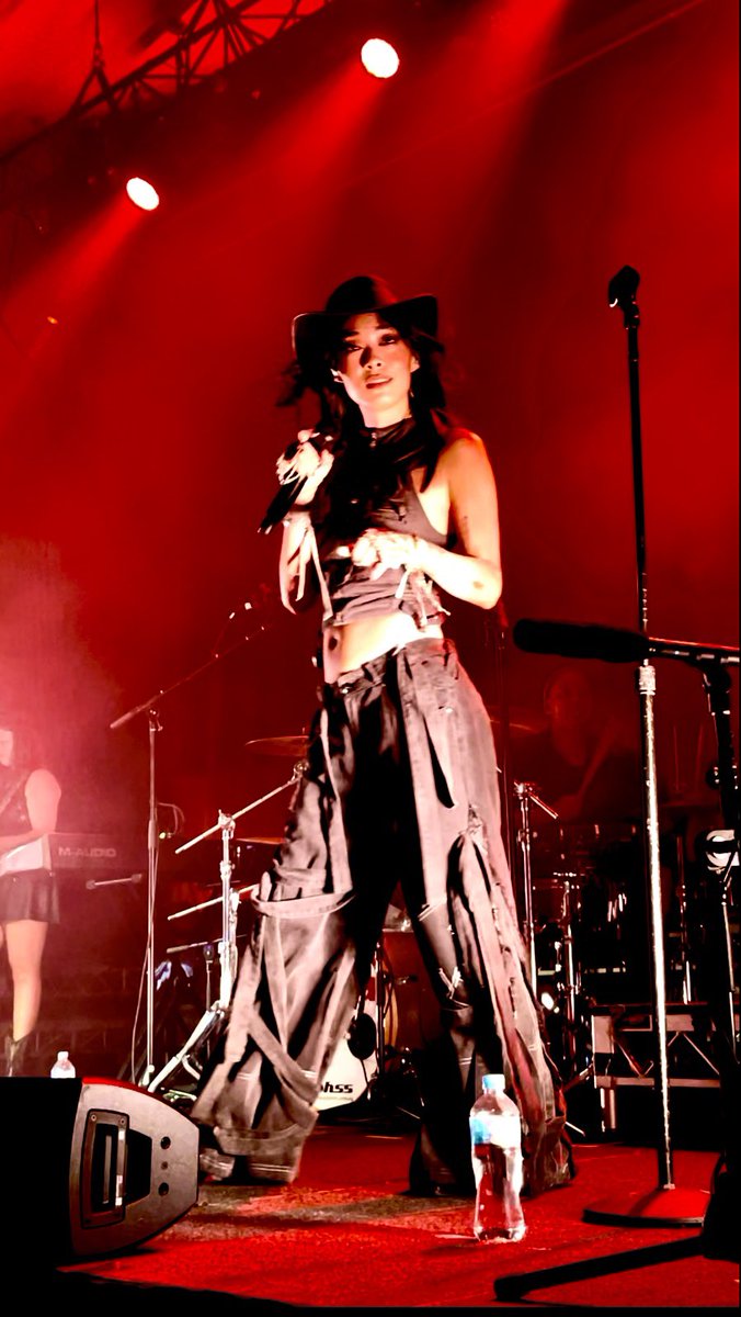 slaywayamas's tweet photo. Undoubtedly the best concert I’ve ever been to. Love you so much @rinasawayama https://t.co/OuMwAaiCJG