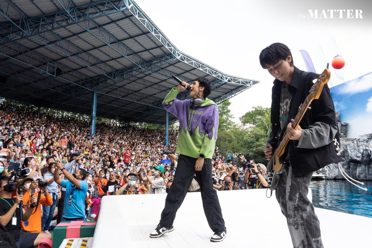 renesmelune_'s tweet photo. ก็คือศิลปินเขาแจกลายเซ็นให้แฟนคลับฟันน้ำนมโดยการเซ็นกระเป๋าตะมุตะมิ 🥹 #ทรงอย่างแบด https://t.co/sEbDh9Hc3n