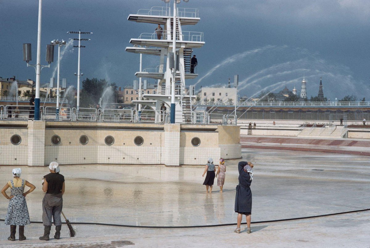 Er zijn veel foto's van het oude openluchtzwembad in Moskou, maar zonder water had ik het nog niet gezien. (Foto: P. Propper, 1962.)
