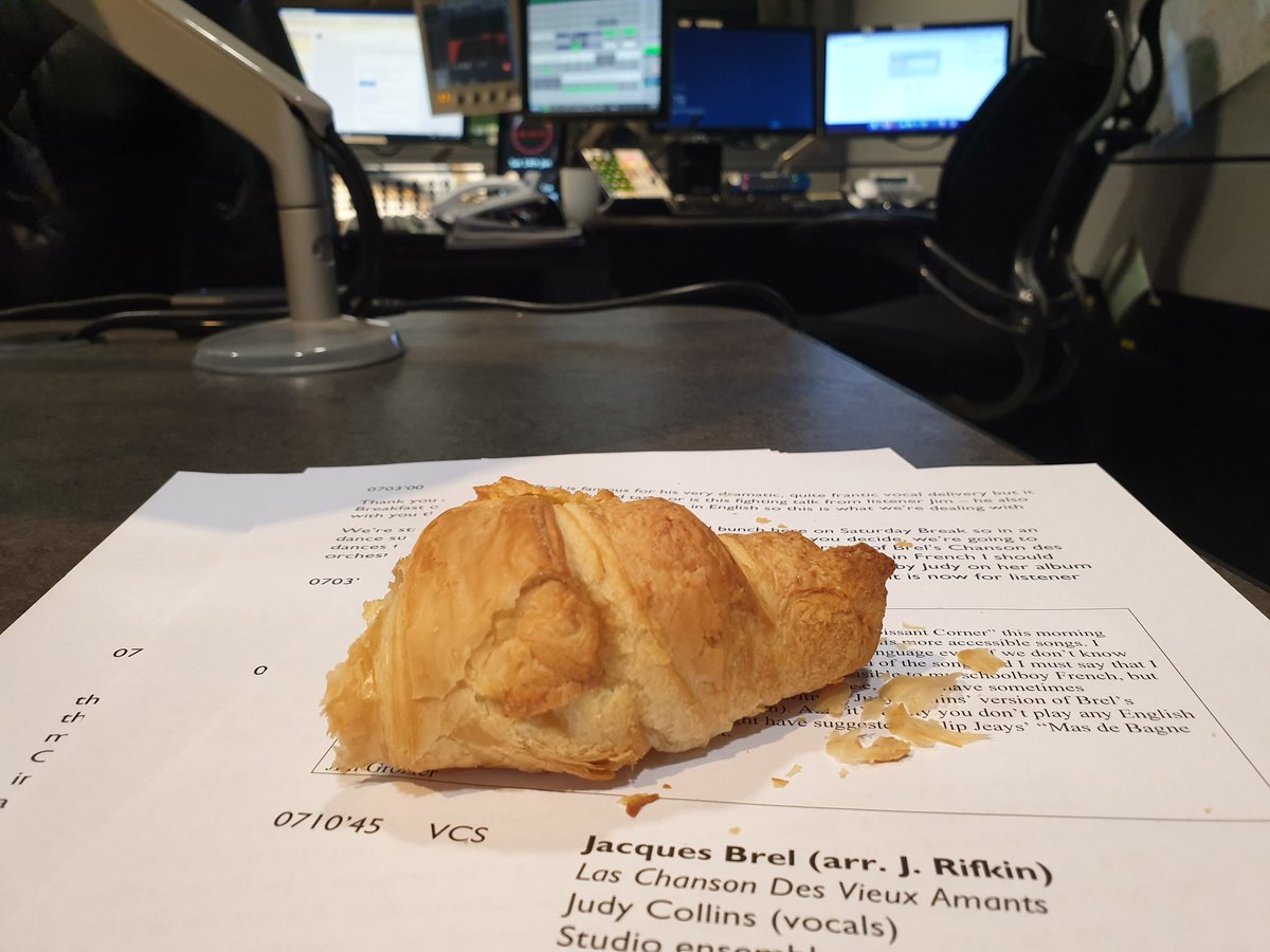Bray_Odn's tweet photo. Yer actual croissants with @elizabethalker for #croissantcorner https://t.co/JBDy5Vxf15