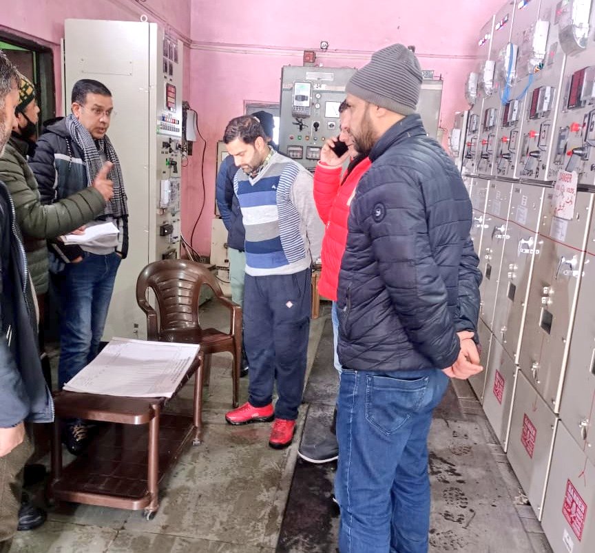 dicbudgam's tweet image. Officers monitoring restoration of 11 KV feeders at #Budgam, #Beerwah &amp;amp; #khag
@diprjk @DC_Budgam @ddnewsSrinagar @ddprsrinagar @ddprsrinagar