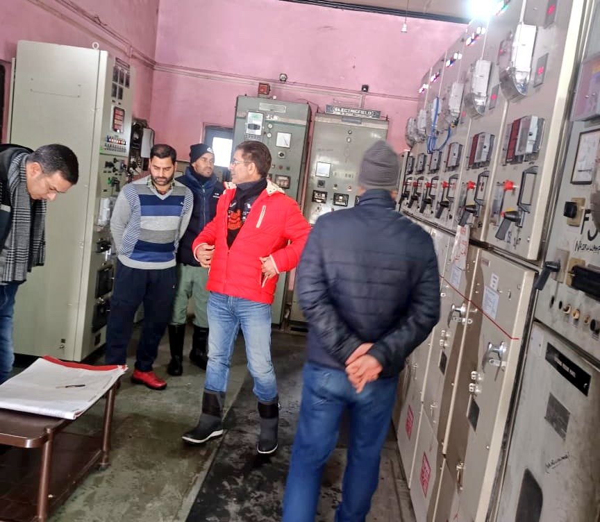 dicbudgam's tweet image. Officers monitoring restoration of 11 KV feeders at #Budgam, #Beerwah &amp;amp; #khag
@diprjk @DC_Budgam @ddnewsSrinagar @ddprsrinagar @ddprsrinagar