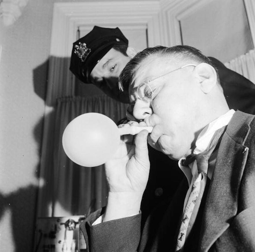mariobianchi18's tweet photo. Il #14gennaio 1890 nasceva #RollaHarger.Sua la prima macchina per misurare l'alcol in una persona, chiamato #Drunkometer (1931). Soffiando nella sacca per il test, l'alcol del fiato si mutava in acido acetico, cambiando in tal modo il colore dei cristalli nel tubo di soffiaggio. https://t.co/2G3u6zrDzL