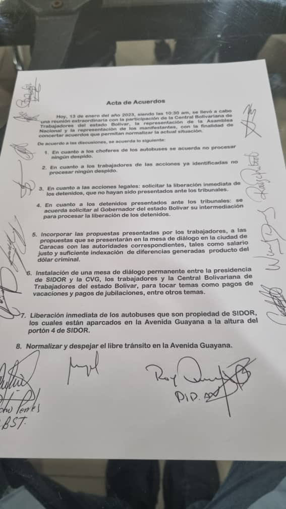 PableOstos's tweet photo. #CiudadGuayana #14Ene | Pasadas las 10:00 de la noche de este #13Ene trabajadores y representantes de la gobernación (incluyendo al gobernadores del estado #Bolívar) llegaron a un acuerdo y fue levantada la tranca/protesta que estaba desde el #9Ene en el portón IV de Sidor ⬇️ https://t.co/GiroydTcs2