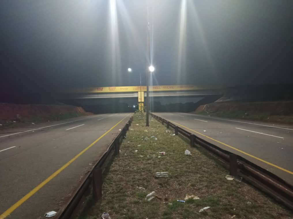 PableOstos's tweet photo. #CiudadGuayana #14Ene | Pasadas las 10:00 de la noche de este #13Ene trabajadores y representantes de la gobernación (incluyendo al gobernadores del estado #Bolívar) llegaron a un acuerdo y fue levantada la tranca/protesta que estaba desde el #9Ene en el portón IV de Sidor ⬇️ https://t.co/GiroydTcs2