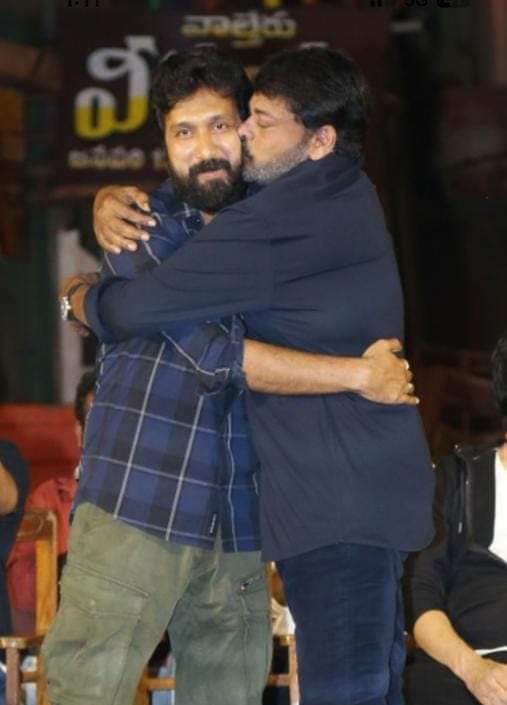 ur_kishore's tweet photo. #WaltairVeerayya
Thank you @dirbobby Anna
Theatres are overloaded with 
𝗠𝗘𝗚𝗔 𝗠𝗔𝗦𝗦 𝗣𝗢𝗢𝗡𝗔𝗞𝗔𝗔𝗟𝗨 🔥
A Perfect Commercial entertainer for this Sankranthi 
#FanBoyMoment ❤️
@KChiruTweets @RaviTeja_offl @ThisIsDSP @MythriOfficial https://t.co/dF5lXkbYTY