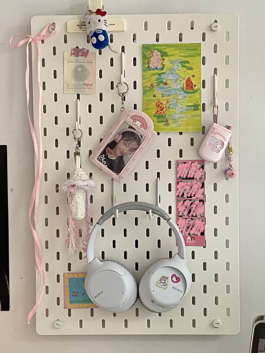 june6th's tweet photo. my desk @ the start of '23 💟🪩 https://t.co/P9V54HEN80