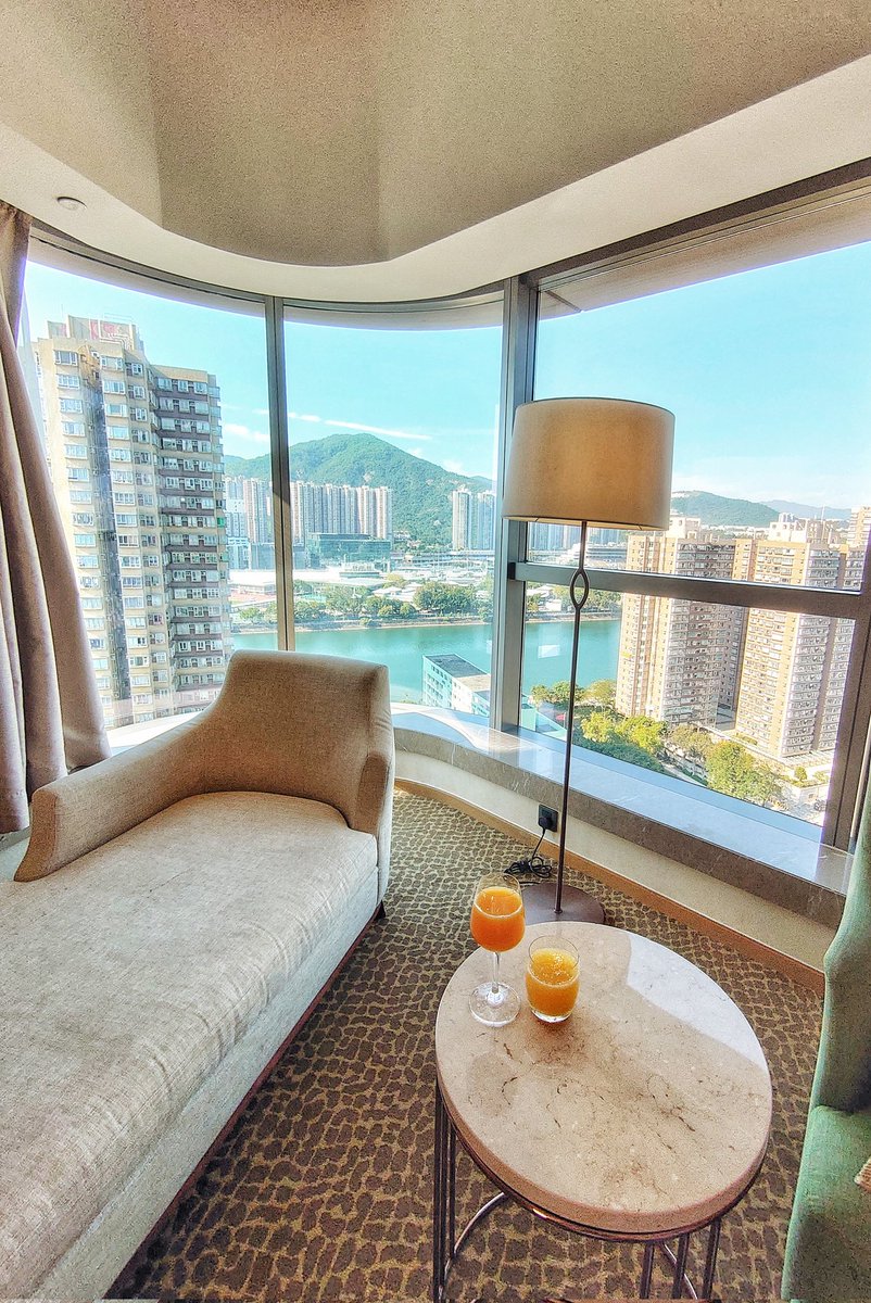 BenniPosenov's tweet photo. 晨沐
@CourtyardHotels 
#CourtyardByMarriottShaTin
#tgisaturday #weekendvibes
#mimosa #drinkdrankdrunk
#BathAddict #wakeupmakeup
#racecourseview #panoramicview
#roomwithaview #bathwithaview
#如果你以為我在喝柳橙汁
#少年你太年輕了 #很天真很傻 https://t.co/9dQlomhtv0