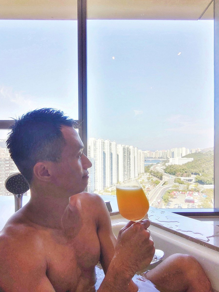 BenniPosenov's tweet photo. 晨沐
@CourtyardHotels 
#CourtyardByMarriottShaTin
#tgisaturday #weekendvibes
#mimosa #drinkdrankdrunk
#BathAddict #wakeupmakeup
#racecourseview #panoramicview
#roomwithaview #bathwithaview
#如果你以為我在喝柳橙汁
#少年你太年輕了 #很天真很傻 https://t.co/9dQlomhtv0