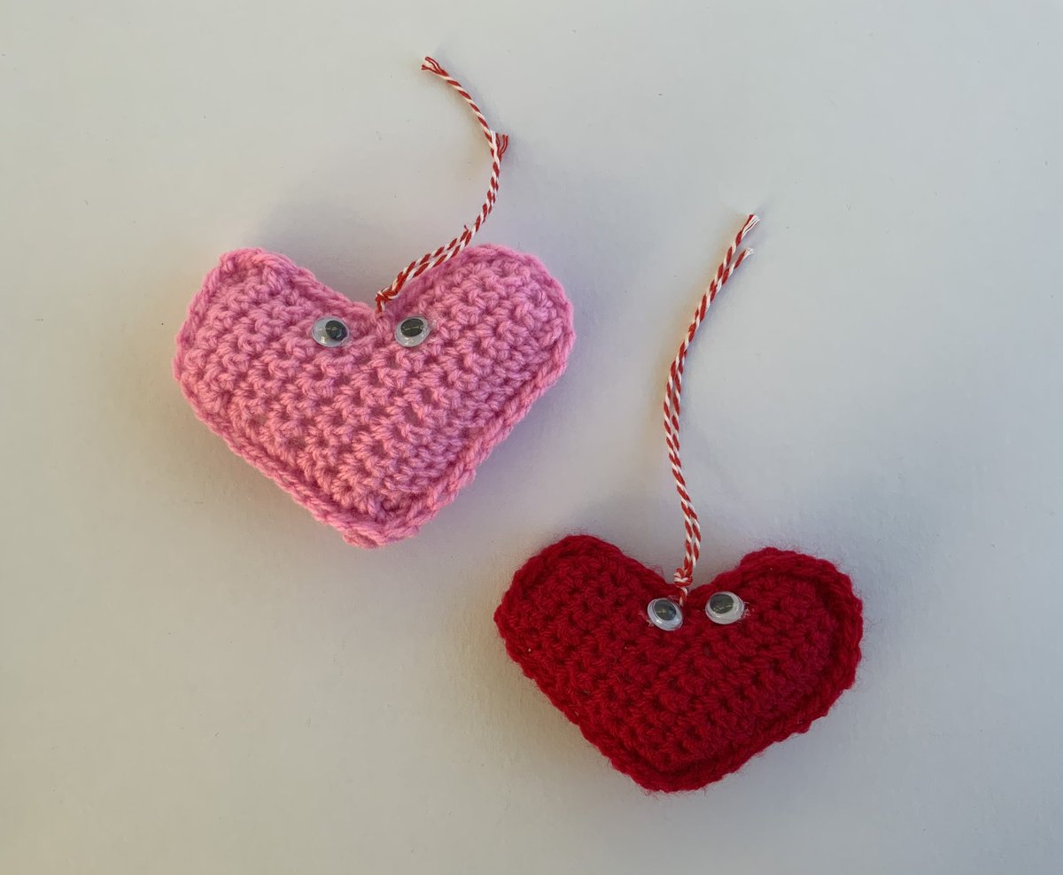 okthenwhatsnext's tweet photo. Because now everything I make needs eyes 🙈😅  heart hanging decorations for your valentine this #valentinesday ❤️💕
-
https://t.co/TbGe2ENfbT 

#etsy #earlybiz #crochet #ukgiftam #ukgifthour https://t.co/o50vcf3e9t