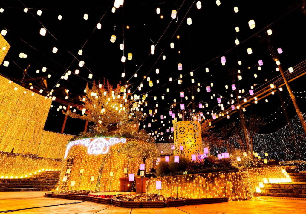 ️ ️⠀⠀
Di akhir lorong, mereka akan menemukan aula besar yang telah berhias sedemikian rupa demi menyambut civitas Mahoutokoro serta seluruh tamu yang hadir pada hari ini.

(<a href="/Ginjiro_Sensei/">Ginjiro.</a> &amp; @Nomura_Sensei)
⠀⠀