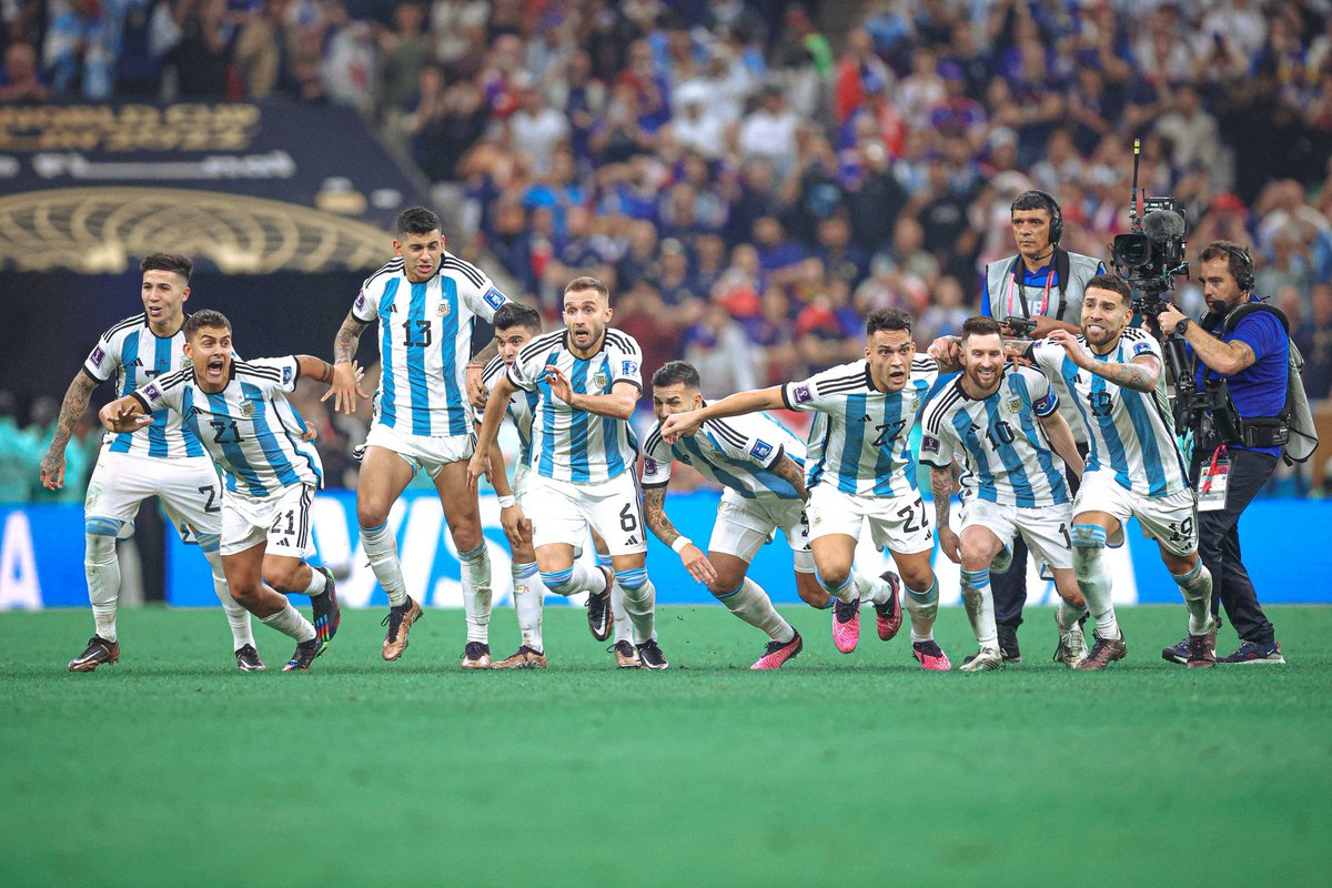 FPequenho's tweet photo. 📸 El momento exacto en el que Montiel mete su penal, y somos Campeónes del Mundo. 

Que pedazo de foto. https://t.co/qBgBNvswYg