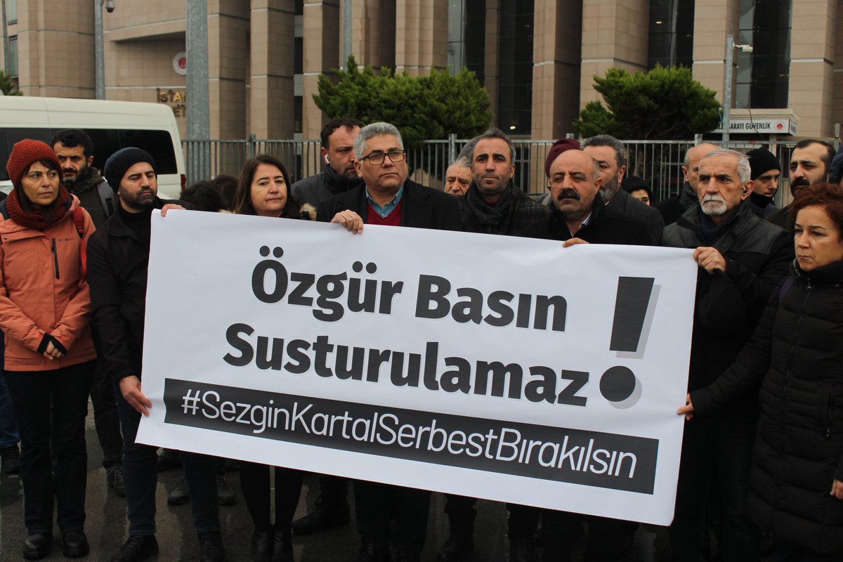 psakd1988's tweet photo. 10 Ocak’ta evi polis tarafından basılarak gözaltına alınan gazeteci Sezgin Kartal, Çağlayan’da savcılığa çıkarıldı. Sulh Ceza Mahkemesi Sezgin Kartal hakkında örgüt üyeliğinden tutuklama kararı verdi. Kabul etmiyoruz! Sezgin Kartal gazetecidir!  #SezginKartalSerbestBırakılsın https://t.co/DS2gYLFFPU