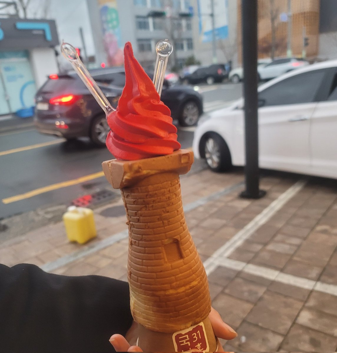 chungjabaelove's tweet photo. 첨성대 아이스크림..... 딸기맛밖에 안된다는데
불타는 첨성대같아요 
어제가 신라 망국일이기에 이런건가요 https://t.co/kXyCpj63Qe