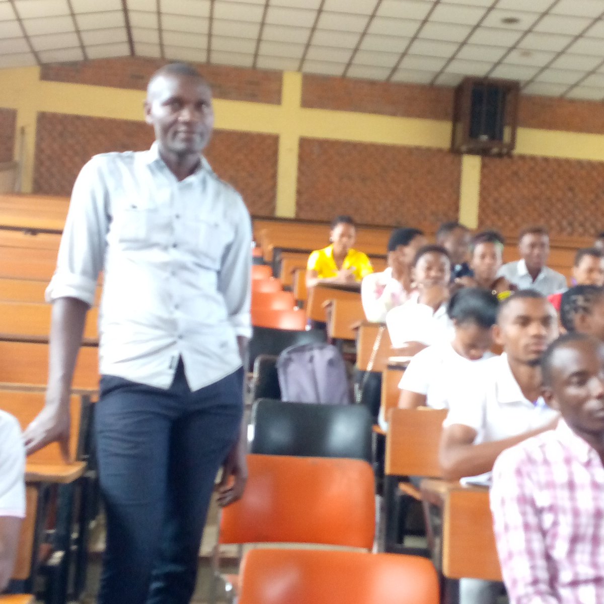 AMusongati's tweet photo. Un impératif de l'éducation aux médias et à l'information
La dernière jour de la sensibilisation de l' EMI aux Étudiants de l'Université du Burundi à Muganga.
@EMIL
@MILCLICKS 
@unescobdi https://t.co/vCc91Dc7Bg