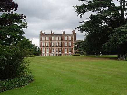 Gunby Hall is a country house in Gunby, on the edge of the Lincolnshire Wolds near Spilsby, in Lincolnshire. wikishire.co.uk/wiki/Gunby_Hal…
