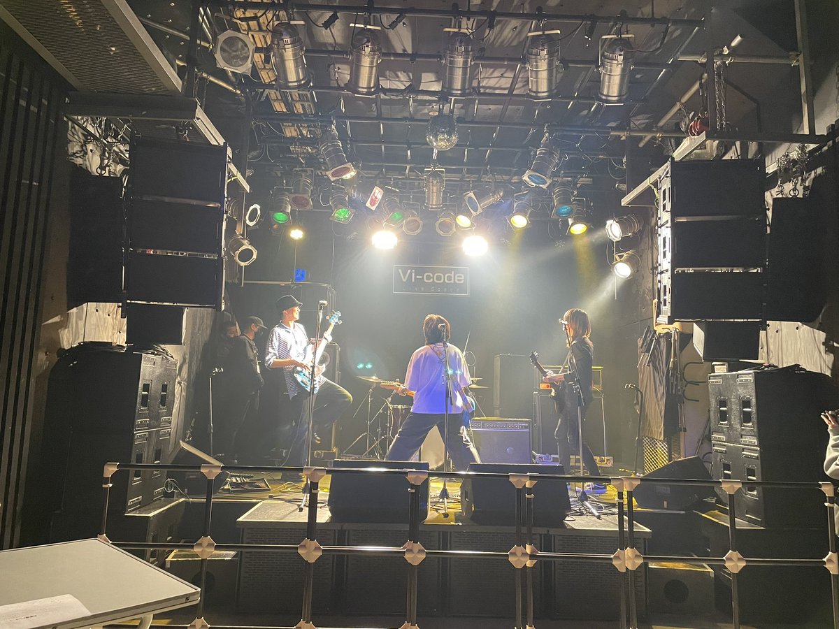Winter_Summer15's tweet photo. ~Winter×Summer~

オープニングを飾ってくれたのは『LAURUS NOBILIS』さんです！

盛り上がってます！！🔥

今からでも遅くありません！みなさんで盛り上がりましょうヽ(‘ ∇‘ )ノ

 #中津vicode https://t.co/3sRU1RGUg2