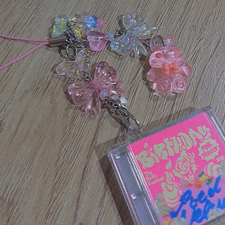 revehaul's tweet photo. β
( π· #revemail. )
β from: @mifairie.
is it safe to say iβm deeply in love with this customized smini charm? definitely added hundredfolds of sparks on my pink smini. thank you so much for your service, until next time! #mifairiemail. π
β https://t.co/z5xuYIM3N5