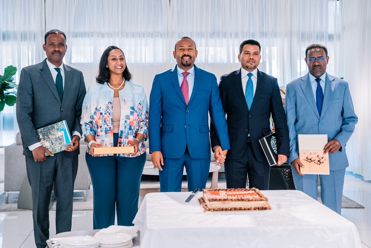 PMEthiopia's tweet photo. የሚኒስትሮች ምክር ቤት ወ/ሮ ዳግማዊት ሞግስ፤ አቶ ታከለ ኡማ፤ አቶ ኡመር ሁሴን እና አቶ ተፈሪ ፍቅሬን ዛሬ በክብር ሸኝቷቸዋል። በሽኝት መርሐ-ግብሩ ላይ ጠ/ሚር ዐቢይ አሕመድን ጨምሮ የሚኒስትሮች ምክር ቤት አባላት ተገኝተዋል።

#PMOEthiopia https://t.co/3sFMXIfuNj