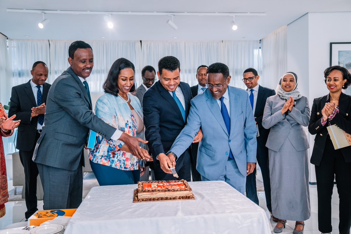 PMEthiopia's tweet photo. የሚኒስትሮች ምክር ቤት ወ/ሮ ዳግማዊት ሞግስ፤ አቶ ታከለ ኡማ፤ አቶ ኡመር ሁሴን እና አቶ ተፈሪ ፍቅሬን ዛሬ በክብር ሸኝቷቸዋል። በሽኝት መርሐ-ግብሩ ላይ ጠ/ሚር ዐቢይ አሕመድን ጨምሮ የሚኒስትሮች ምክር ቤት አባላት ተገኝተዋል።

#PMOEthiopia https://t.co/3sFMXIfuNj