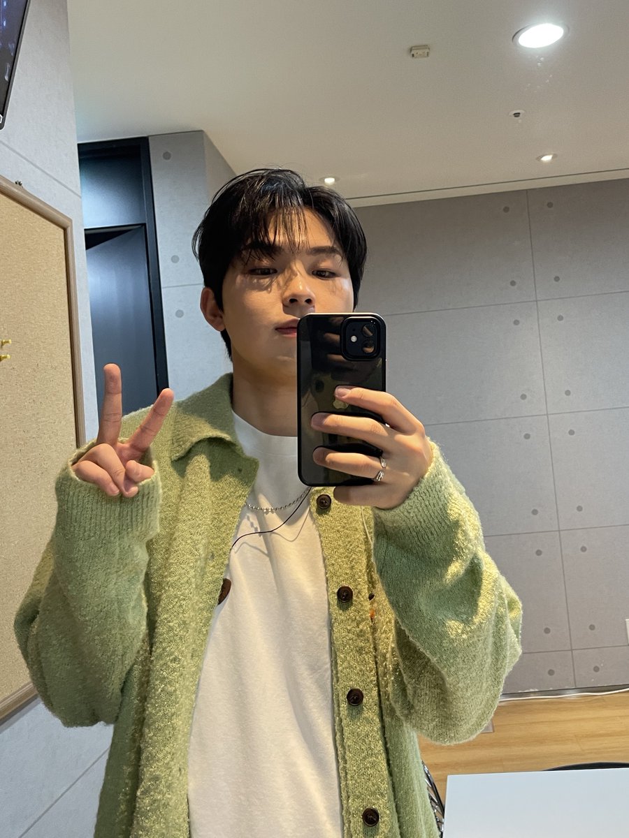 [📷] #범진 MBC 쇼! 음악중심 방송 끝! 비 오는 날에도 잘 어울리는 ‘우린 한 편의 소설로 남겠죠’ 💚 #범진 ...