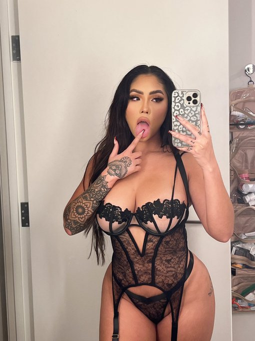 Who should I collab w next? LA in a few weeks 🖤 #madorebaes #moreofmadore https://t.co/1BCrReM1Ps<a href="/tag/madorebaes"class="tags"><span>#madorebaes</span></a><a href="/tag/moreofmadore"class="tags"><span>#moreofmadore</span></a>