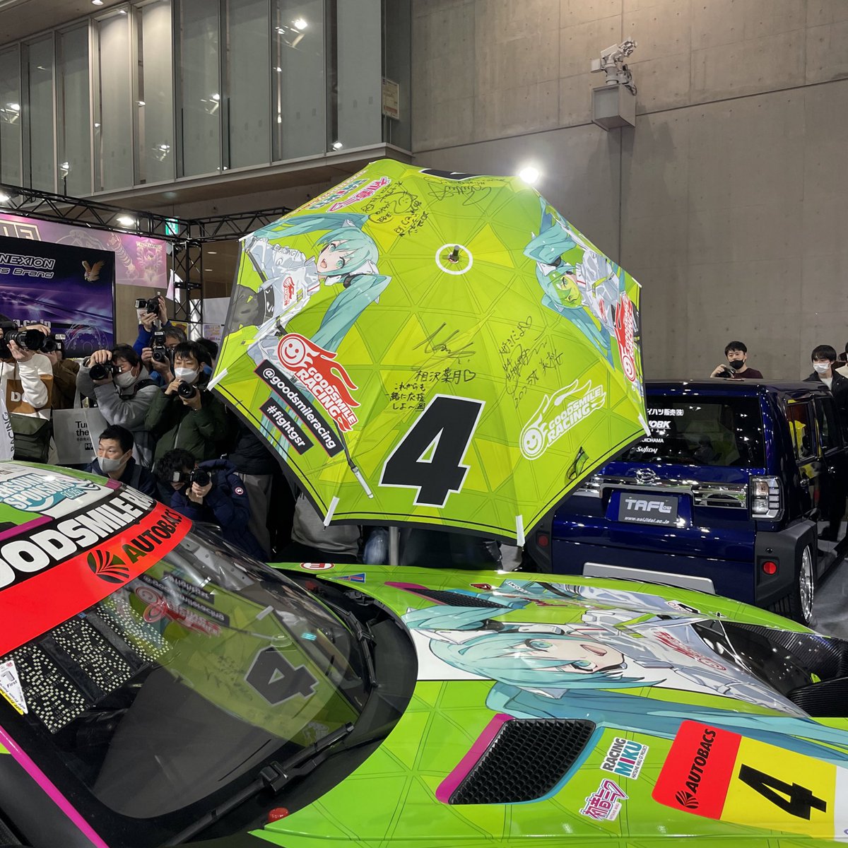 ミクサポのサイン入りの傘をさしています。レア度高め。(み) #fightgsr