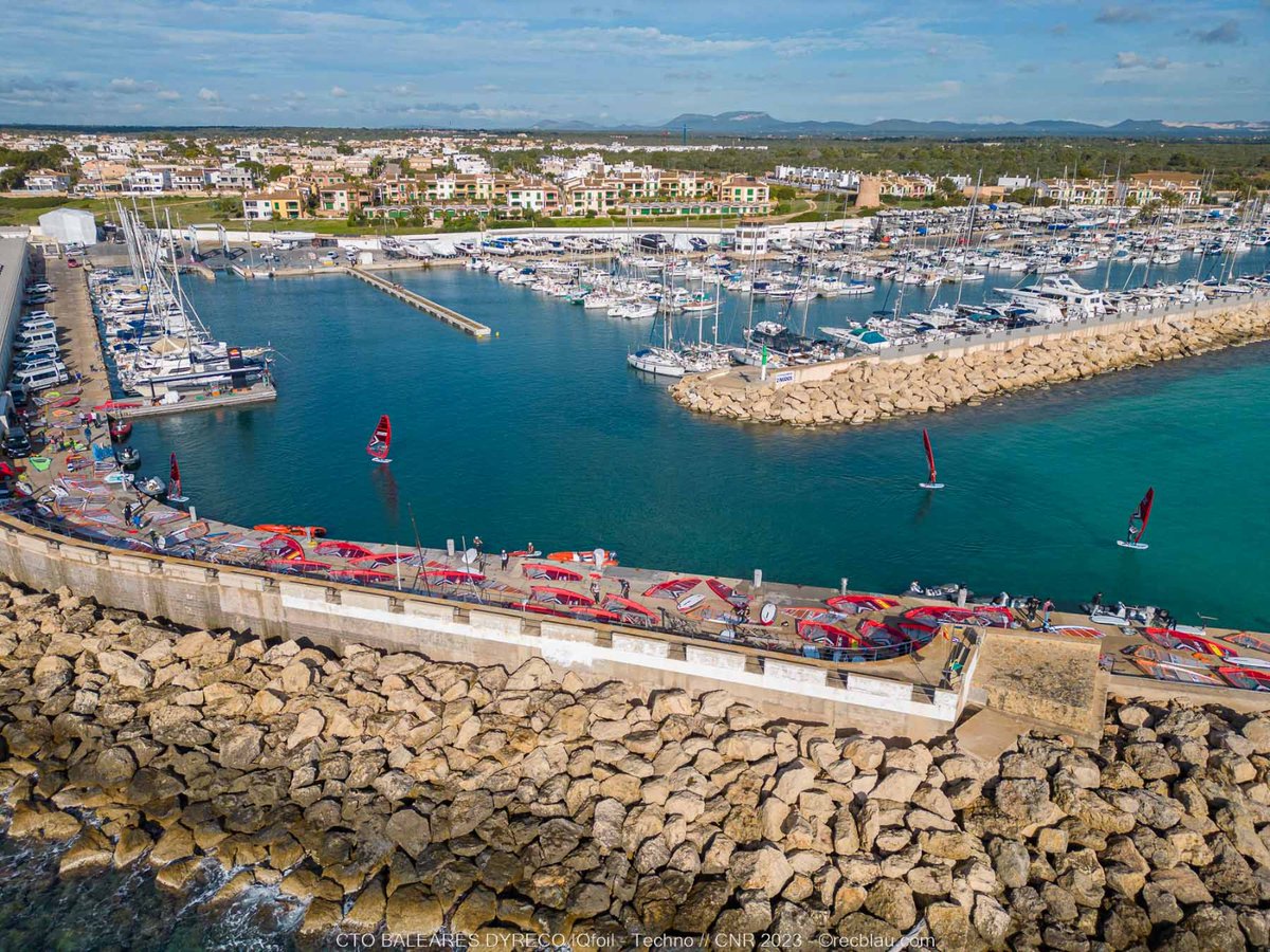 cnsarapita's tweet photo. Continúa el Campeonato de Baleares Trofeo @Dyrecocom de IQFoil y Techno en Sa Ràpita. El viento se ha hecho de rogar en la primera jornada, por lo que los "iqfoilers" no han podido disputar ninguna manga. La clase Techno si que ha estrenado casilleros completando tres pruebas. https://t.co/RXgumdPgqP