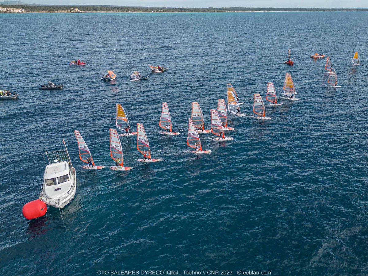 cnsarapita's tweet photo. Continúa el Campeonato de Baleares Trofeo @Dyrecocom de IQFoil y Techno en Sa Ràpita. El viento se ha hecho de rogar en la primera jornada, por lo que los "iqfoilers" no han podido disputar ninguna manga. La clase Techno si que ha estrenado casilleros completando tres pruebas. https://t.co/RXgumdPgqP