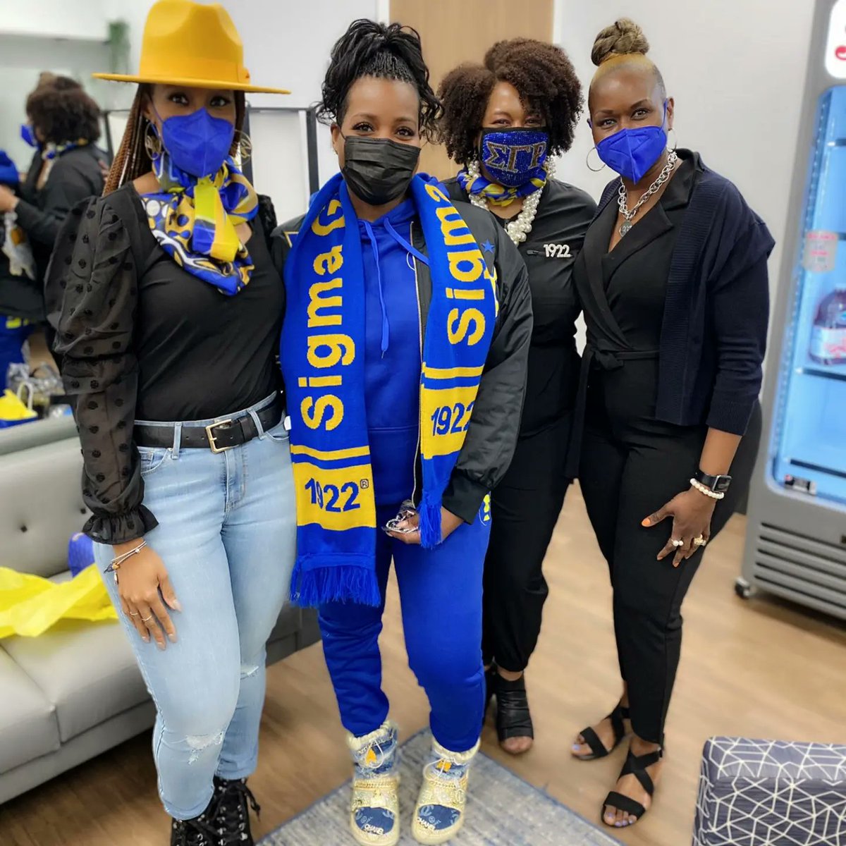 AngelaCottman's tweet photo. What a blessing! So thankful to attend the Fantasia concert and see her perform live. Her songs are inspirational and keep me moving in the midst of my daily challenges. This was a night to remember. So thankful! 
💙💛 https://t.co/duLfLbpeIC