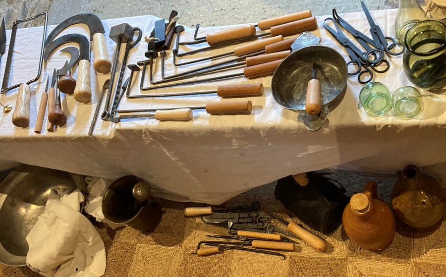 Next Saturday, 21 January, you can find out about some of the weird, wonderful and downright disgusting cures as the Museum has a visit from a #17thCentury Barber Surgeon! More details at: cromwellmuseum.org/events/meet-th…