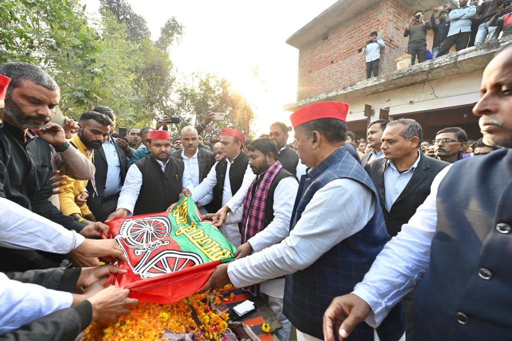 yadavakhilesh's tweet photo. आज रायबरेली में 11 जनवरी 2023 को हुए हादसे में अपने प्रियजनों को खोने वाले शोकाकुल परिवारों से मिलकर व्यक्त की संवेदना व साथ ही की 1-1 लाख रु. की मदद की घोषणा।

20-20 लाख रु. का मुआवज़ा दे सरकार। https://t.co/B5MLyVkutt