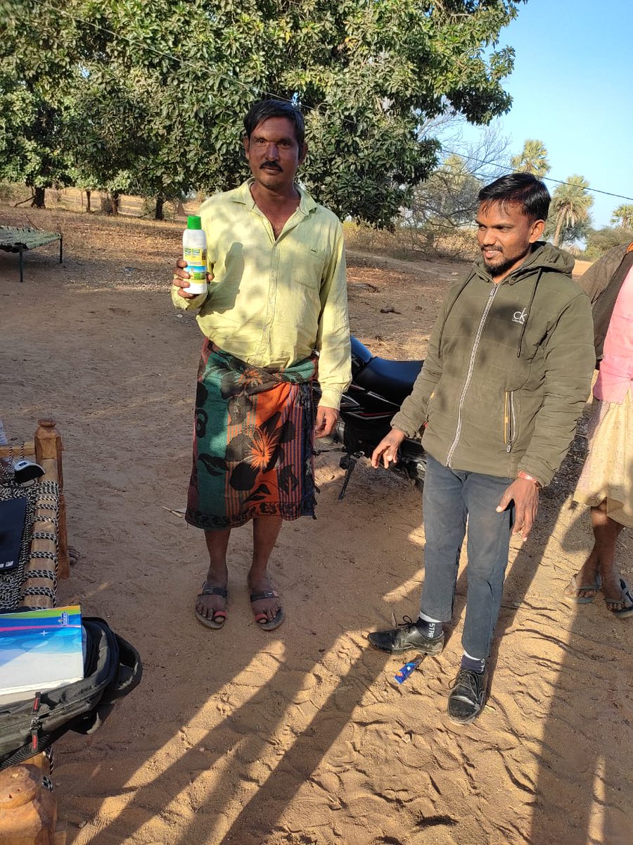 AlirajpurFarmer's tweet photo. आलीराजपुर फार्मर प्रोड्यूसर कंपनी लिमिटेड के निदेशक राकेश पटेल ने नेनो यूरिया के बारे में बताया ओर किसानो को नेनो यूरिया (ग्राम भानारावत) में घर घर जाकर किसानो को बताया को दिया।
@CSCeAgri
@CSCMadhyPradesh
#CSCFpo
#Iffco
#CSCAGRICULTURE https://t.co/dW8YT96NDK