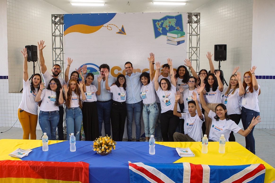 educacaogovpb's tweet photo. Estudantes da Rede Estadual de Ensino embarcam para o Reino Unido com malas repletas de sonhos e expectativas🌍🇬🇧✈️ https://t.co/j8jPXr35v0 https://t.co/Z9iq7vQXMv