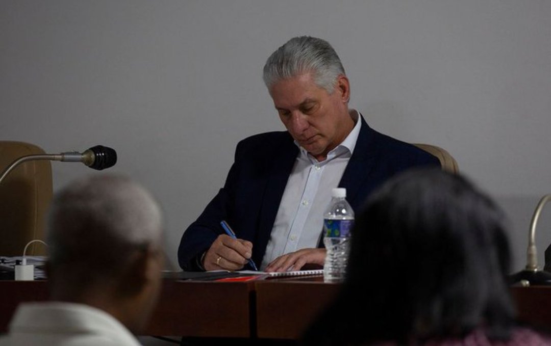 Cada momento de su vida lo dedica al pueblo y a la Revolución 🇨🇺; Aquí estamos, en su misma trinchera, nosotros, "Los Agradecidos" #Cuba #IzquierdaUnida