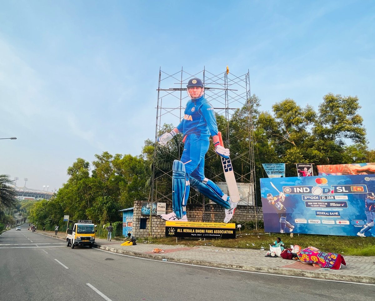 Another fifty for THALA, a 50 ft cutout for Captain Cool in Trivandrum. MS Dhoni fans forever… 'അരങ്ങൊഴിഞ്ഞാലും ആരവമടങ്ങില്ല' Great work @DhoniFansKerala #Dhoni #TeamIndia #Trivandrum