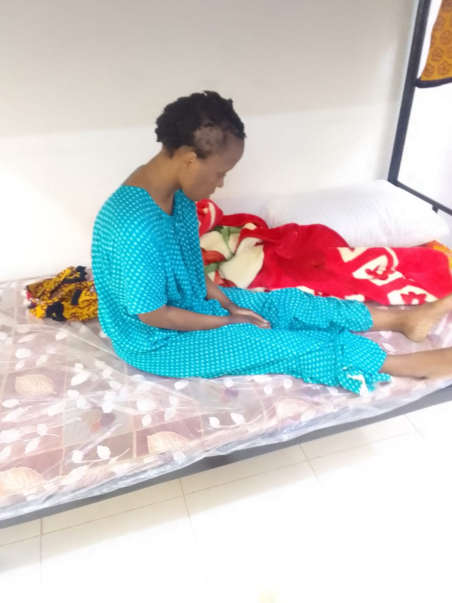 font_pen's tweet photo. @GPIforthepoor @roselinenjogu
It's paining that Binti was supposed to travel yesterday and she's still  stuck at the airport Saudi Arabia for days.She's sick and in poor healthy. Pls @roselinenjogu. Please bring our sister back don't leave her at the airport
#Kenyans live matters https://t.co/3kWNYH2XBy