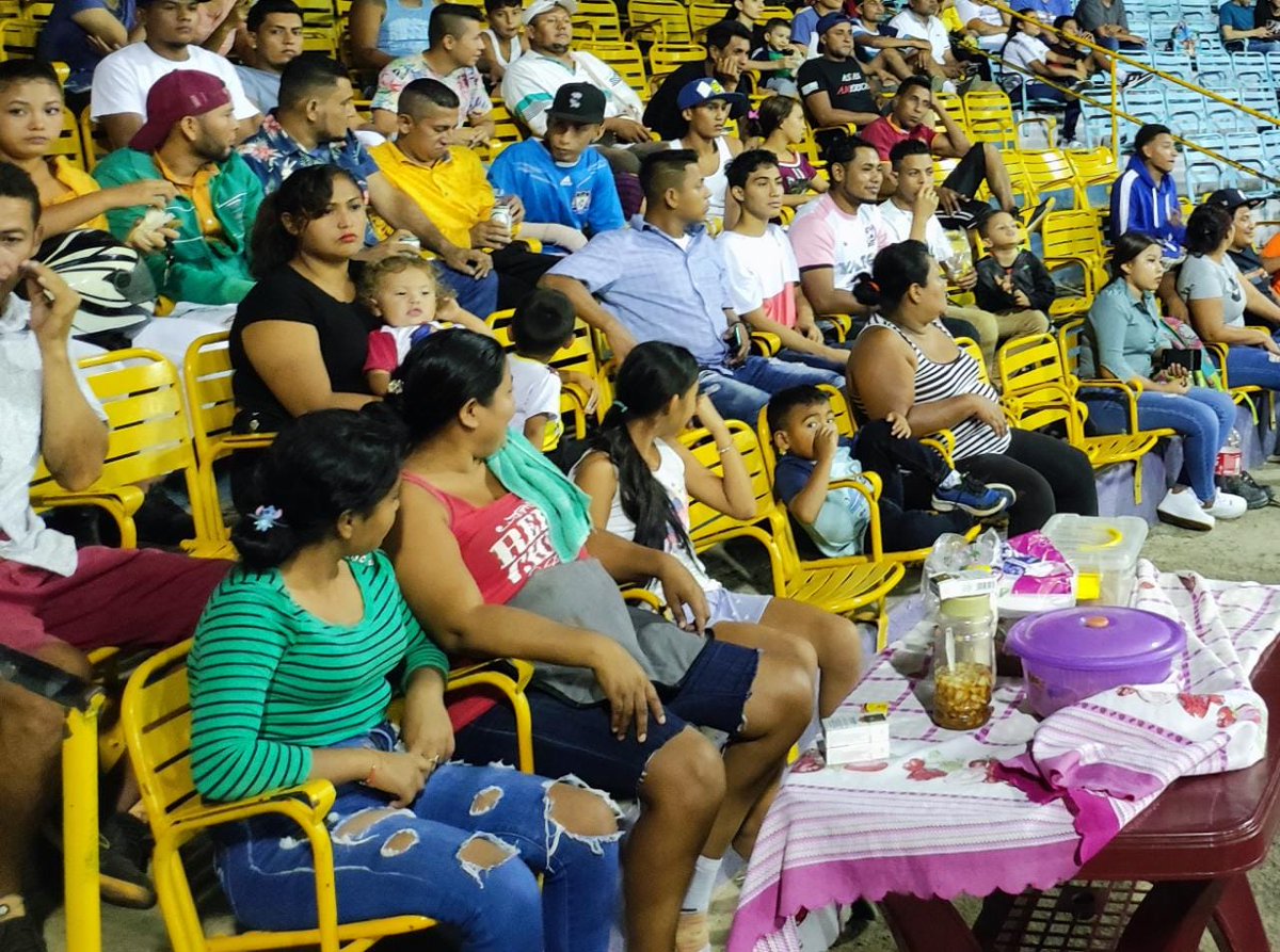 CTipitapa's tweet photo. 8vos de final del Mundialito de Fútbol Tipitapa 2022 y las familias disfrutan del juego entre USA vs Ecuador #MasVictoriasPuebloPresidente #14Enero #Nicaragua https://t.co/y1mHuClb8M