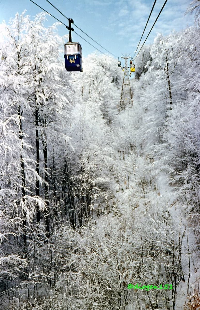 Snježni izlet na Sljeme 🚡 ❄️
FOTO © S. Sacher, 1970-ih
#ZagrebFacts