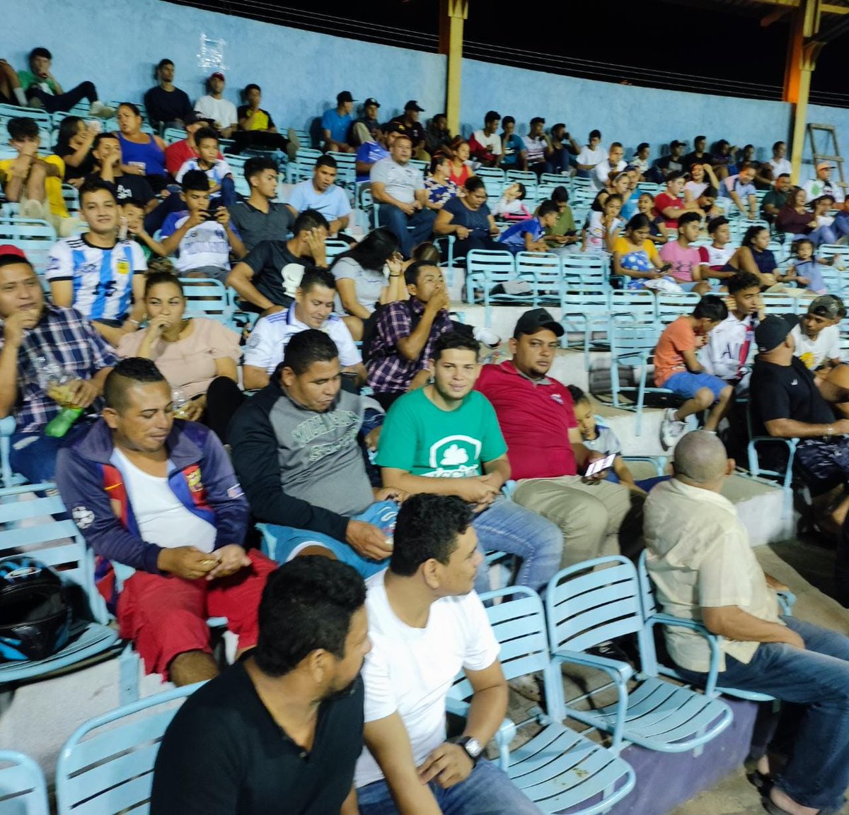 CTipitapa's tweet photo. 8vos de final del Mundialito de Fútbol Tipitapa 2022 y las familias disfrutan del juego entre USA vs Ecuador #MasVictoriasPuebloPresidente #14Enero #Nicaragua https://t.co/y1mHuClb8M