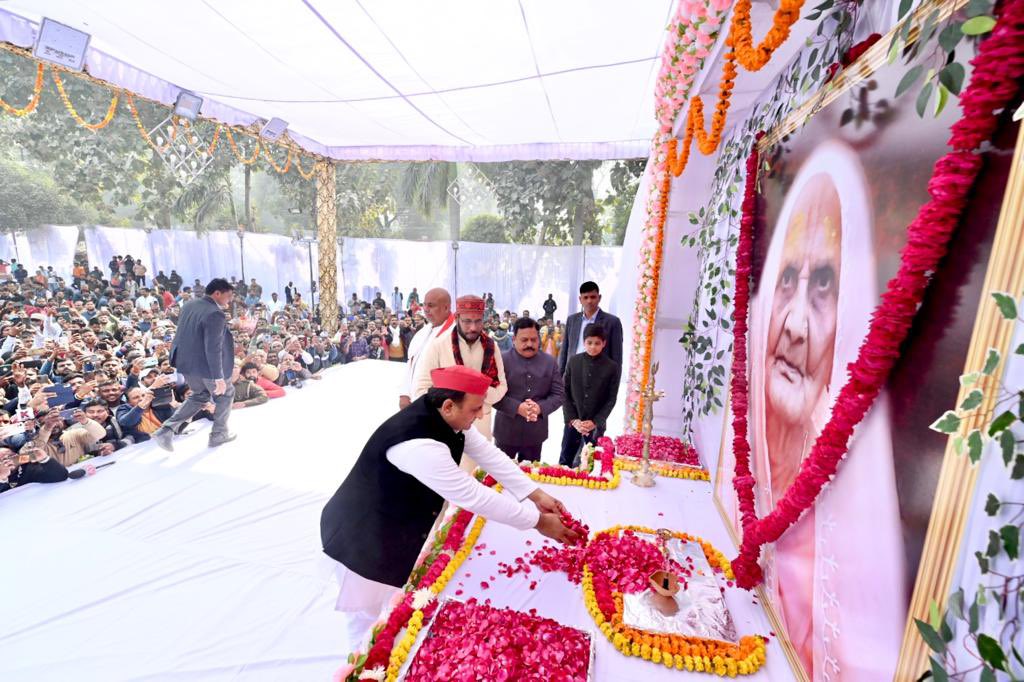yadavakhilesh's tweet photo. आज रायबरेली में विधायक एवं पूर्व मंत्री श्री मनोज कुमार पांडेय जी की माताजी की प्रथम पुण्यतिथि के अवसर पर अर्पित की श्रद्धांजलि। https://t.co/zht6CzXGFO