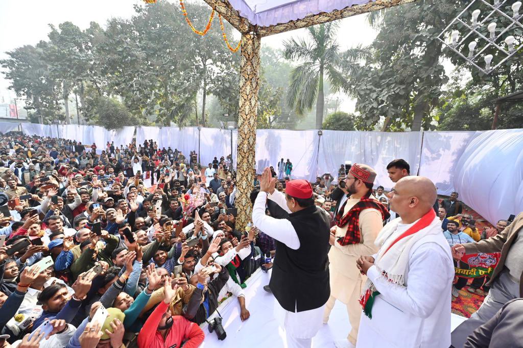 yadavakhilesh's tweet photo. आज रायबरेली में विधायक एवं पूर्व मंत्री श्री मनोज कुमार पांडेय जी की माताजी की प्रथम पुण्यतिथि के अवसर पर अर्पित की श्रद्धांजलि। https://t.co/zht6CzXGFO