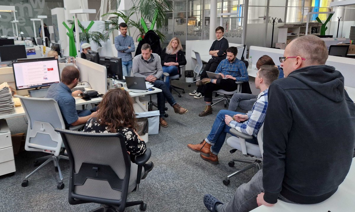 nevyjan's tweet photo. A jedeme. Sčítání začíná, kompletní tým @Aktualnecz v terénu i v Karlíně pro vás připravuje rychlá data, ohlasy, fotky i komentáře. Podívejte se, co pro vás máme.
--> https://t.co/vuezl0eic3 https://t.co/9BcnoKzAUf