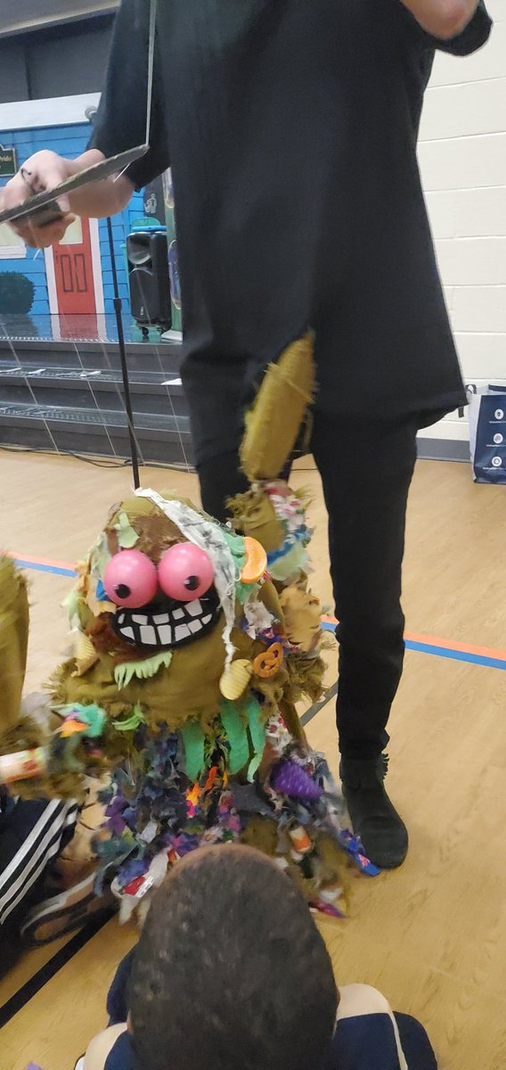 ACook_R2's tweet photo. Thank you to Columbia Marionette Theatre for joining our ⭐️huddle. The kids learned all about the importance of picking up their trash! #DontBeATrashMonster @SEstarsR2 @counselormallen https://t.co/lhvSeqQfjG